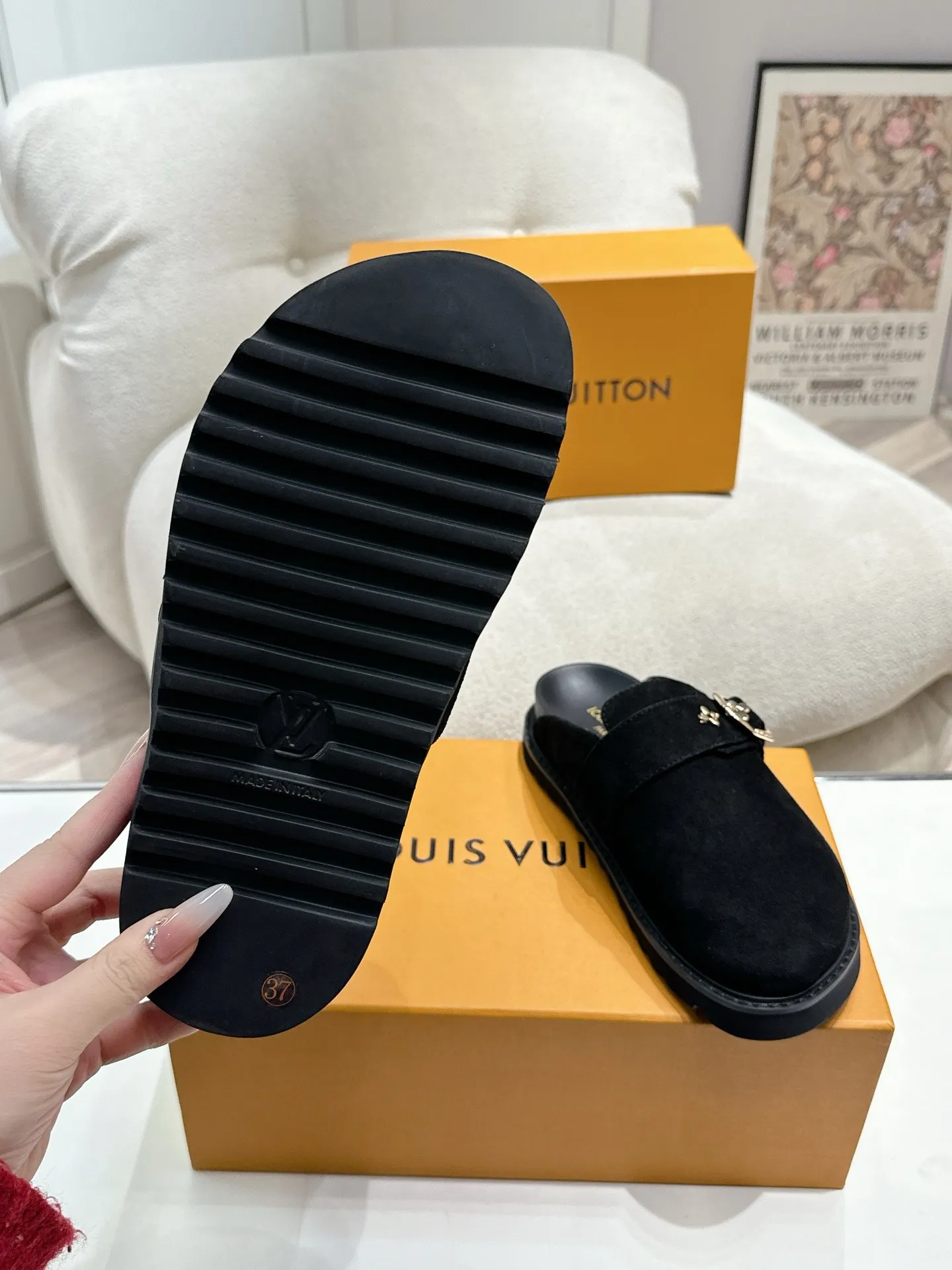 👟👟Ex-factory price 520👟👟 /lv new Baotou half-drag winterbreak comfert flat slippers lv letter and monogram floral embellished leather surface, with sheepskin lining, suitable for indoor and outdoor wear. The water table is made of high-density foam material, which is light and comfortable. The sole has a certain thickness and the heightening effect is also good! Boutique size:35-46